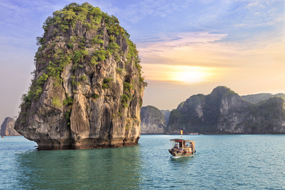 /photos/shares/Vietnam/VietnamHalongBay.jpg